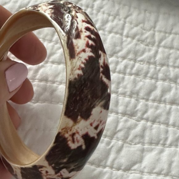Abstract Snake Like Shell Bangle. - Picture 1 of 8